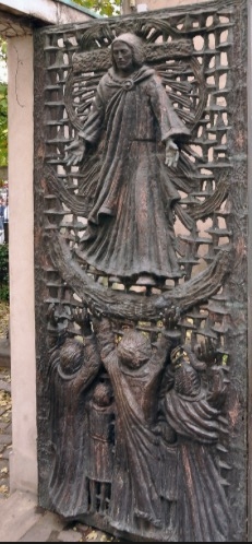 La porte en bronze du cimetière du calvaire.jpg